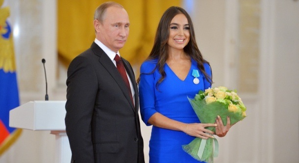 Putin Leyla Əliyevaya medal verdi 